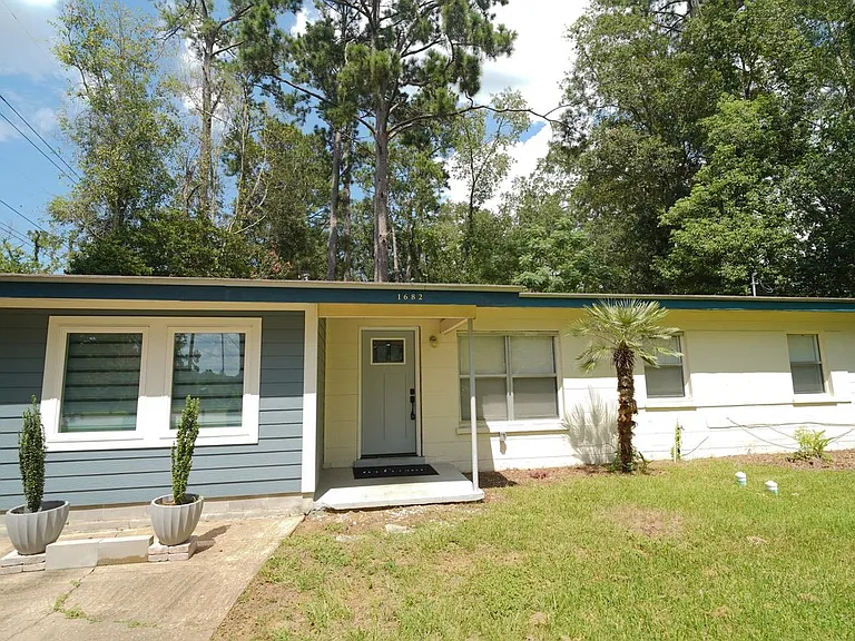 1682 Mayhew St — Photo 1