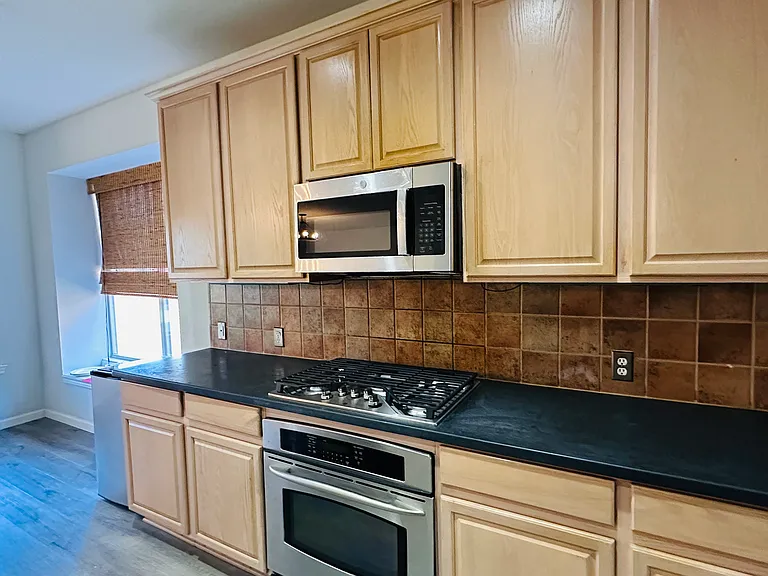 7447 Ravenhill Dr — Photo 9