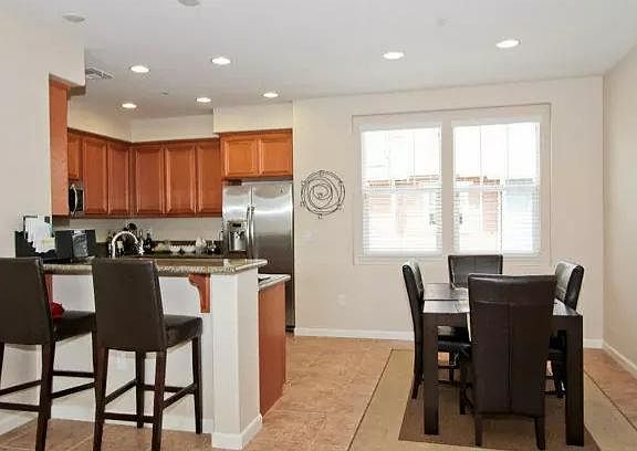 4th image of 637 E Taylor Ave