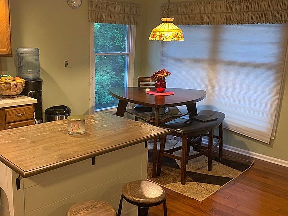 Island and breakfast nook.