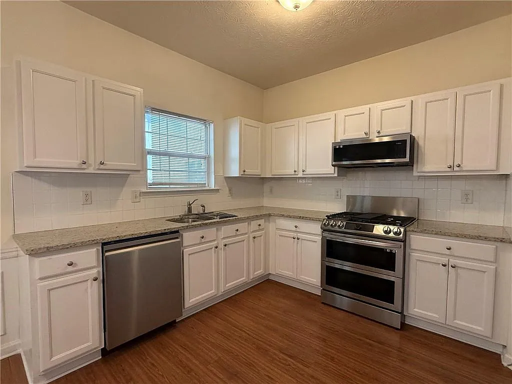 3 bed, 2.5 bath, 1696 sqft, $1,995 — Photo 4
