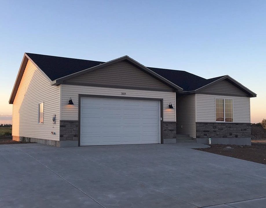1st image of 3883 Hyrum