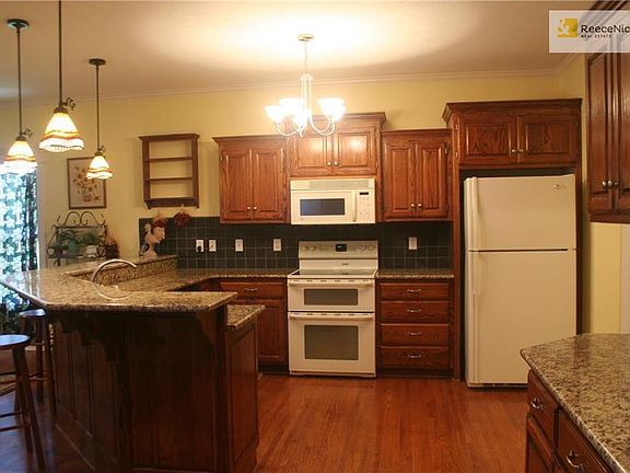 3rd image of 1706 SE Holstein Dr