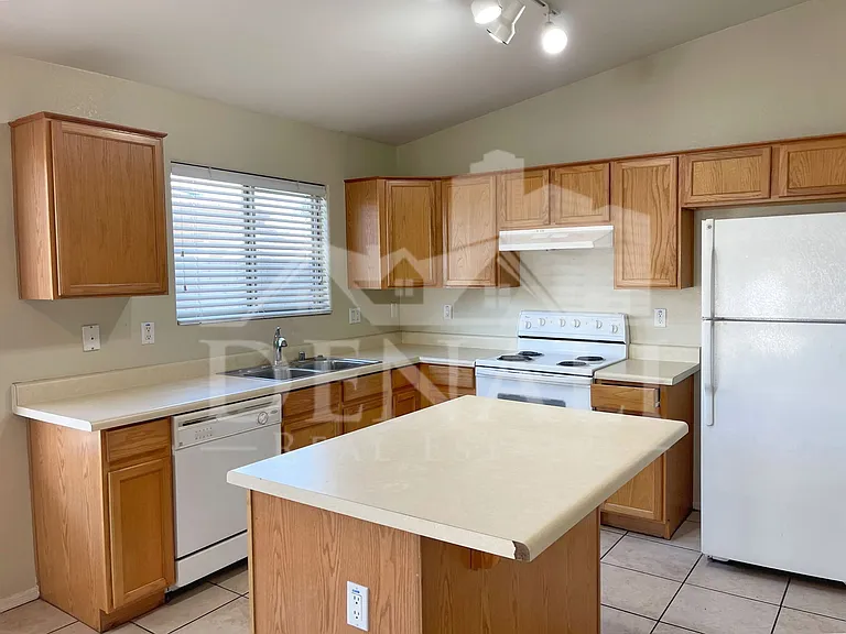 7220 S 55th Dr — Photo 7