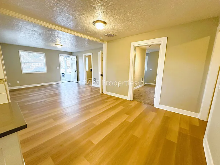 860 Shipping St NE — Photo 4
