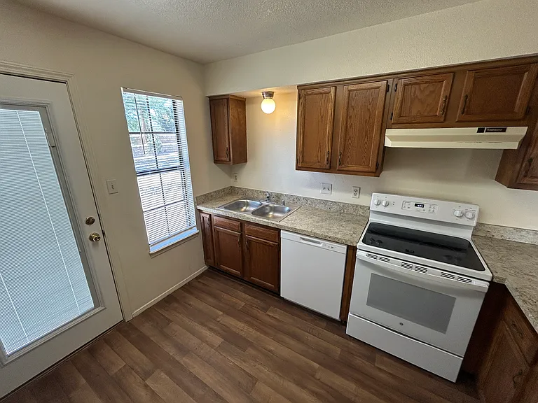 4025 Mary Cir #C — Photo 6
