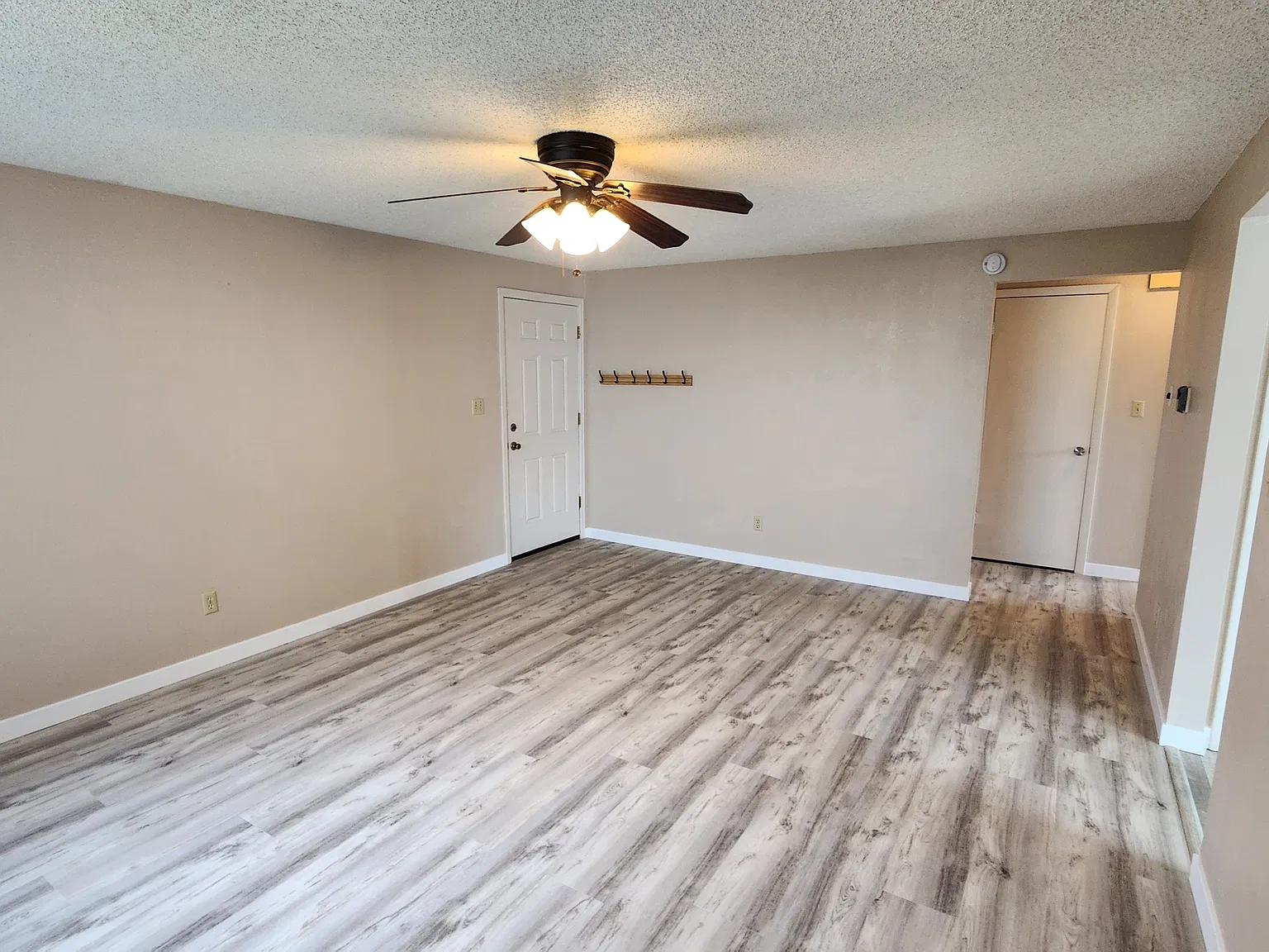 2 bed, 877 sqft, $1,450 — Photo 3