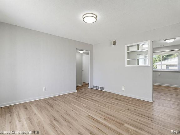 5th image of 14825 Myola Ave