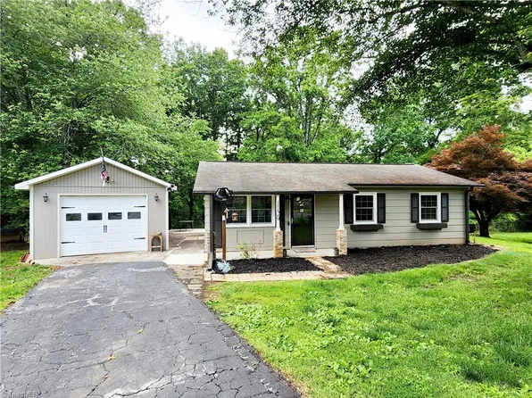 1129 Foxtrot Ct, King, NC 27021