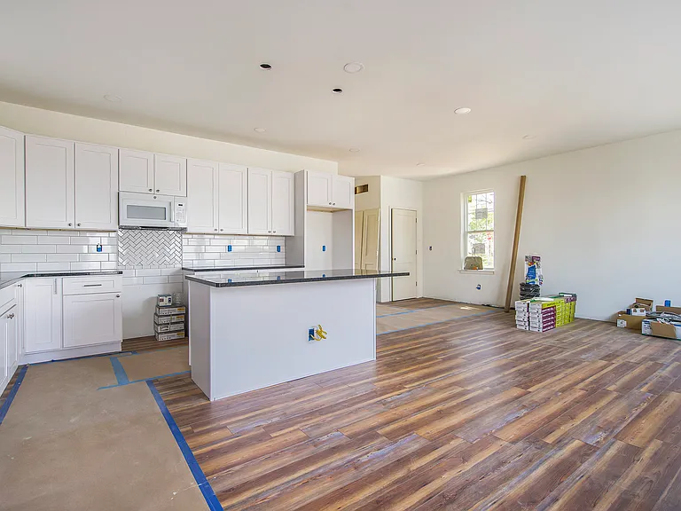 445 Hiscock St — Photo 9