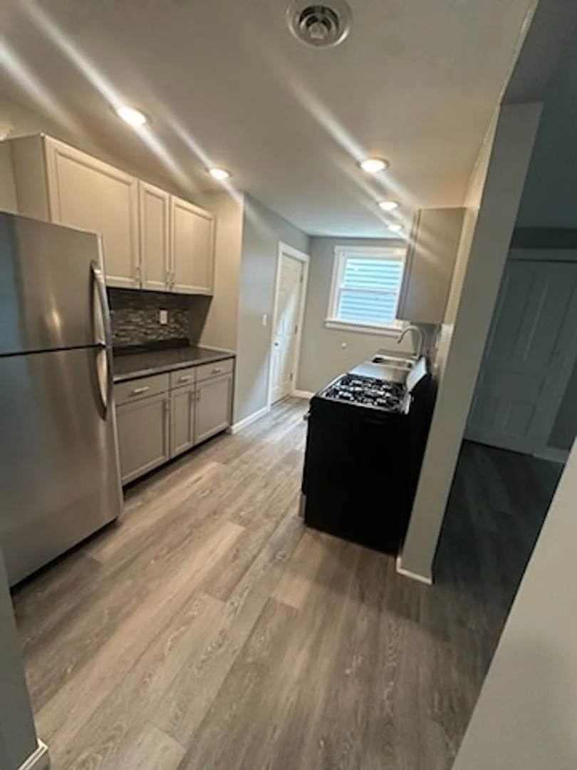 Newly updated 2 bedroom 1 bath apartment for rent — Photo 1