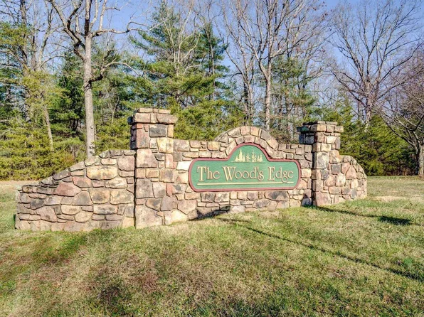 8 Woods Edge Dr, Rocky Mount, VA 24151