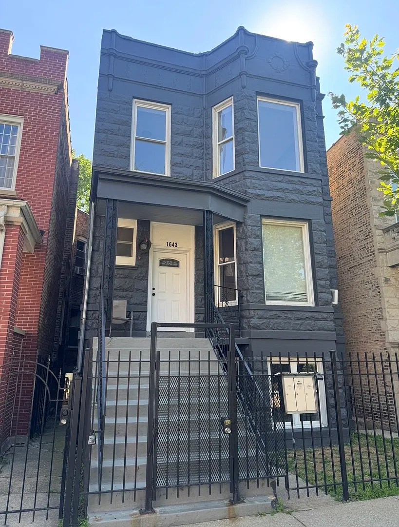4 bed, 1400 sqft, $1,800 — Photo 1