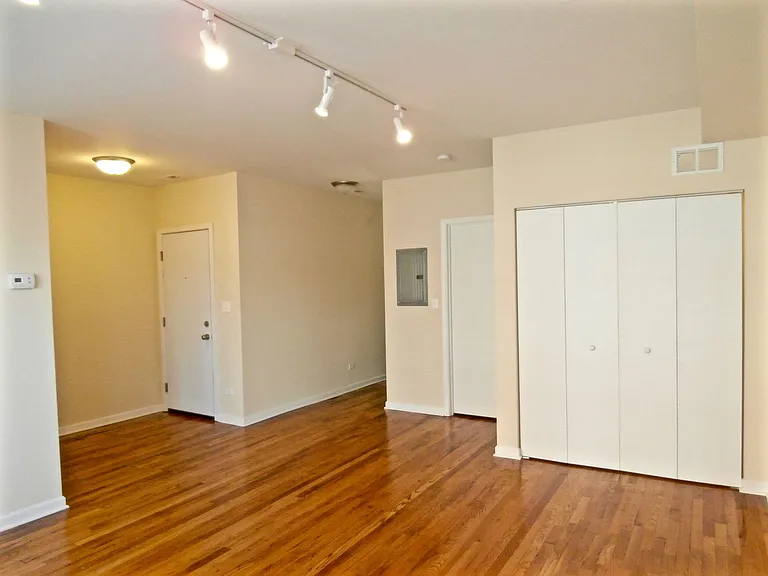 3007 W Lawrence Ave #3W — Photo 4