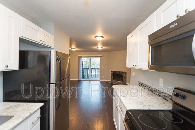 2 bed, 1.0 bath, 768 sqft, $1,295 — Photo 2
