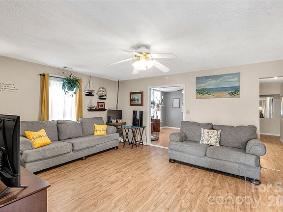 4th image of 153 Walnut St