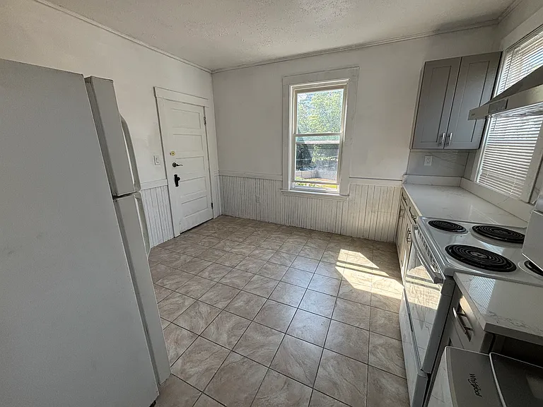 418 Essex St #2 — Photo 6