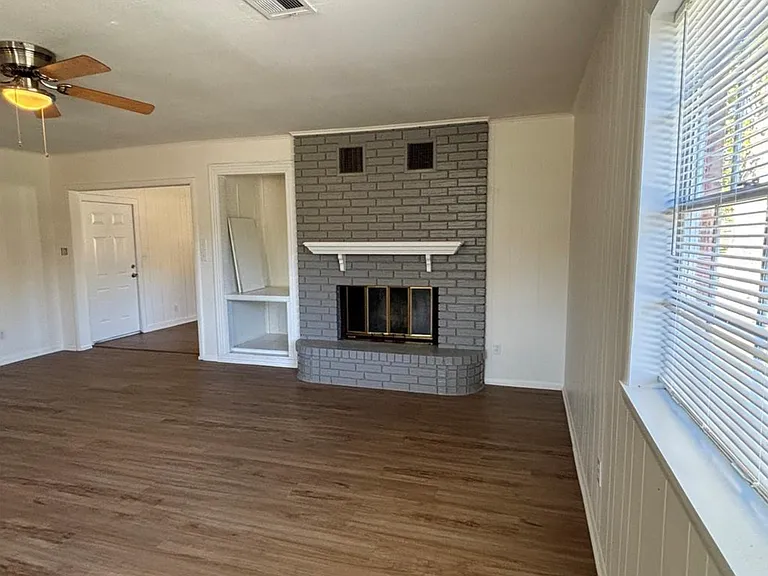 1009 Lawndale Ave — Photo 2