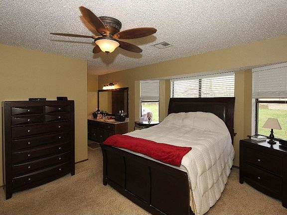3rd image of 1019 N Faulkner Dr