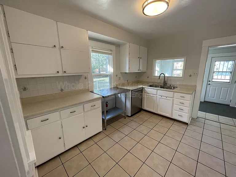 4909 Beach Ct — Photo 10