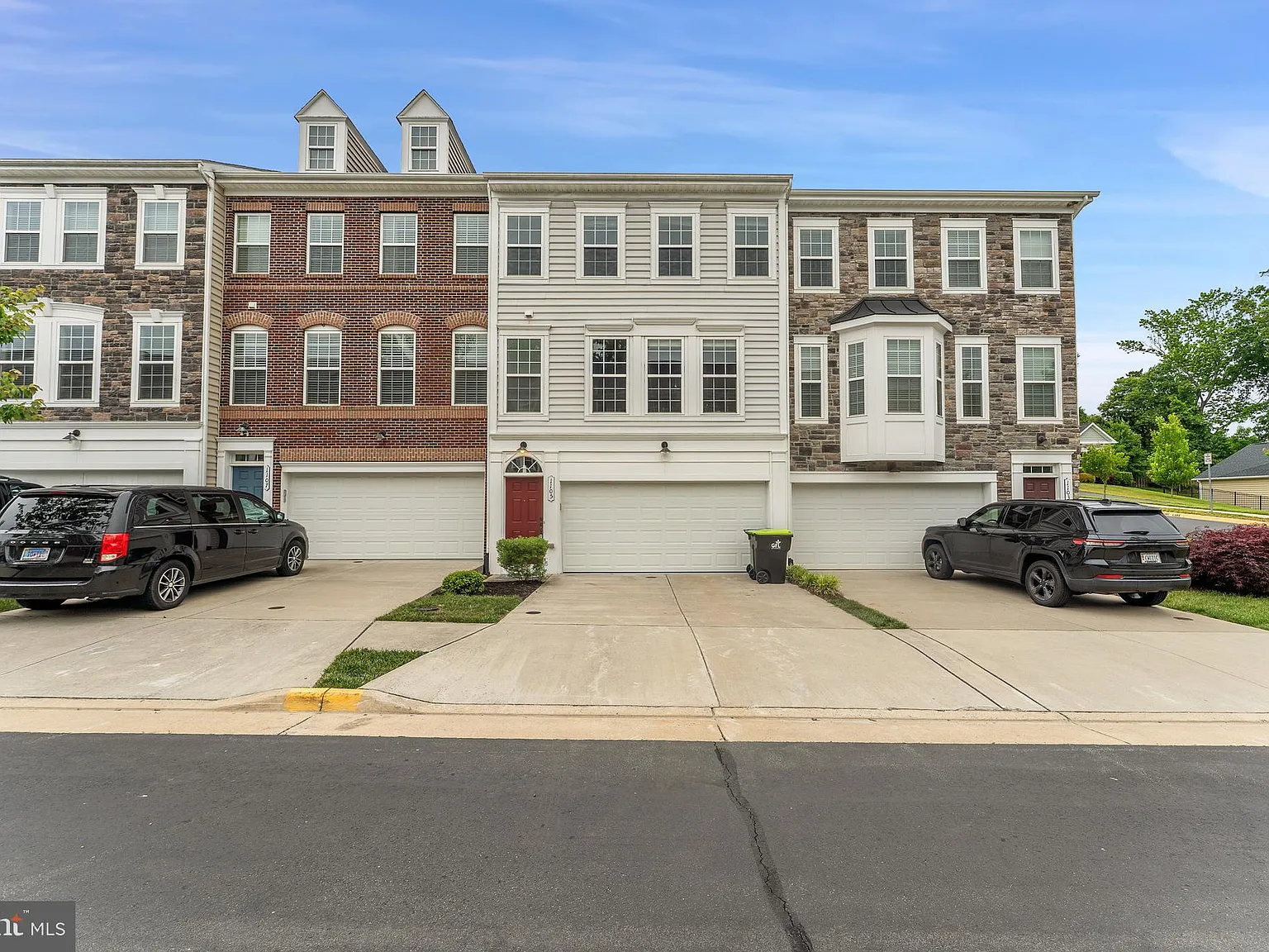 3 bed, 3.5 bath, 2356 sqft, $2,800 — Photo 1