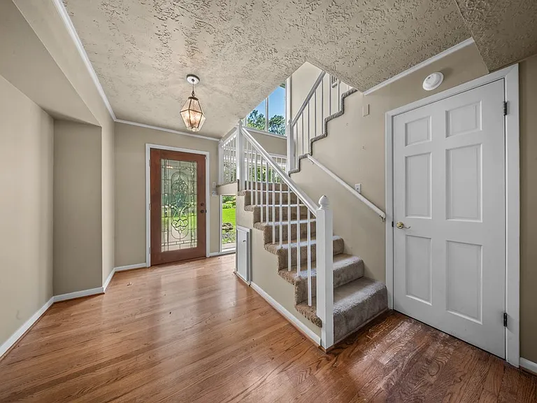 1027 Creek Bend Dr — Photo 2