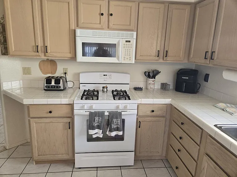 1933 E Leisure Ln — Photo 8