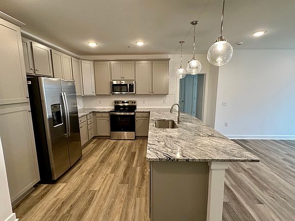Beautiful kitchen with tons of storage!