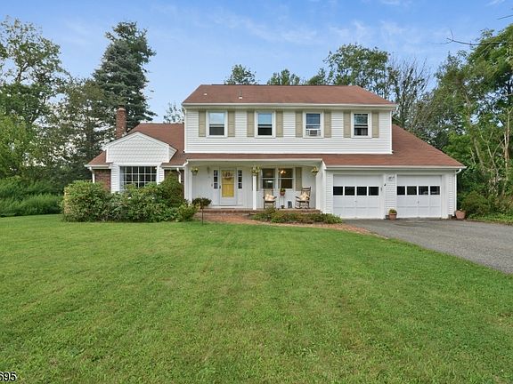2nd image of 28 Cambridge Dr