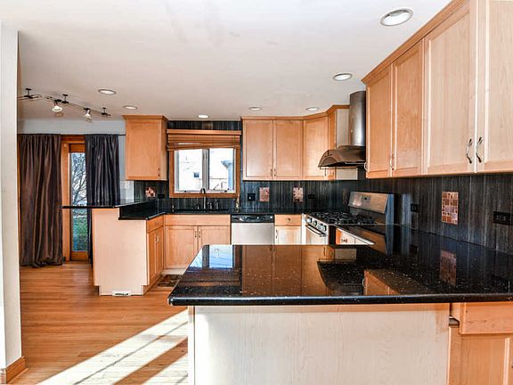 5th image of 7100 N Kedvale Ave