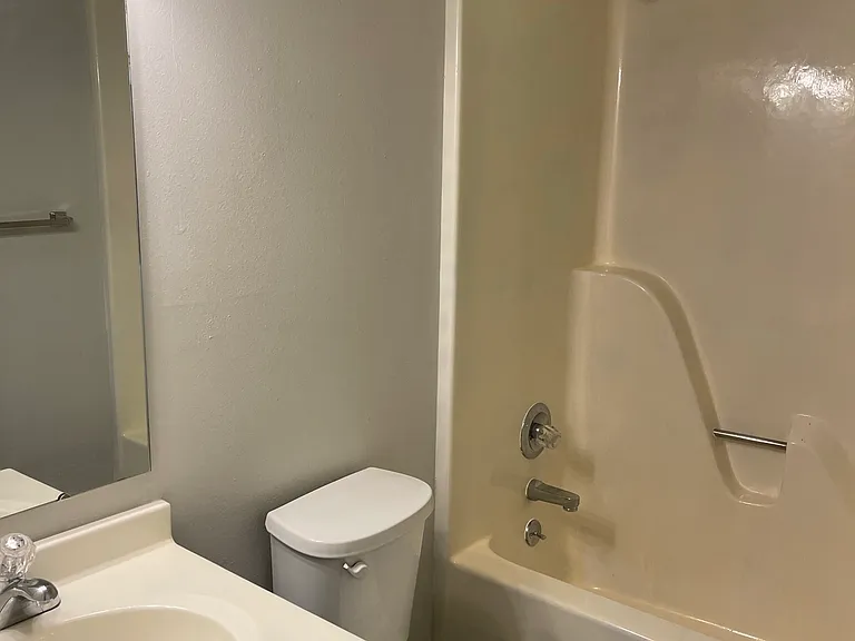 312 E Burlington St #2 — Photo 8