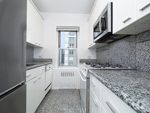 3rd image of 118 E 60th St APT 31B
