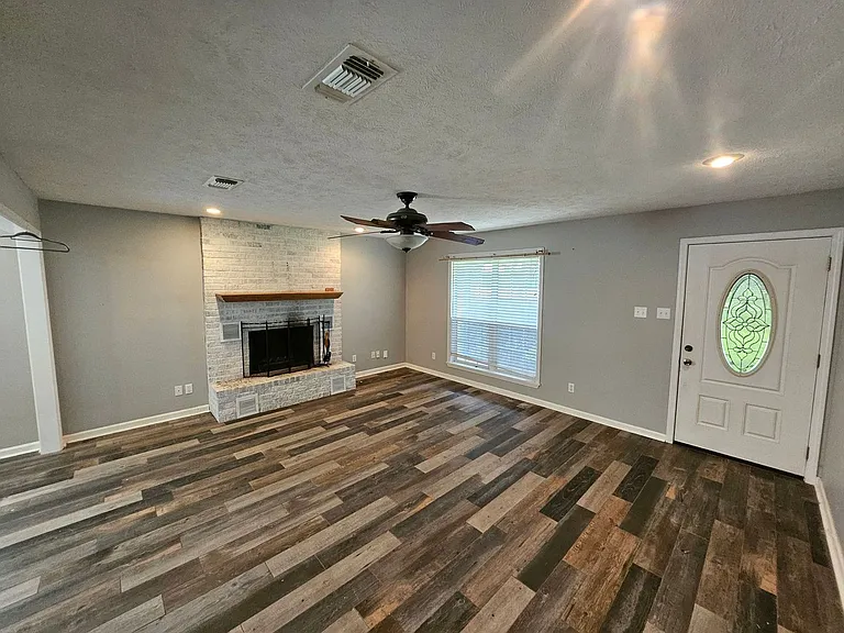 110 Lacey Ln — Photo 3