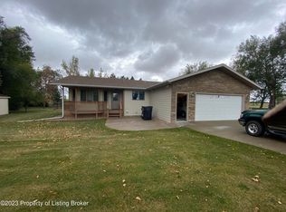 1937 13th St SW, Dickinson, ND 58601