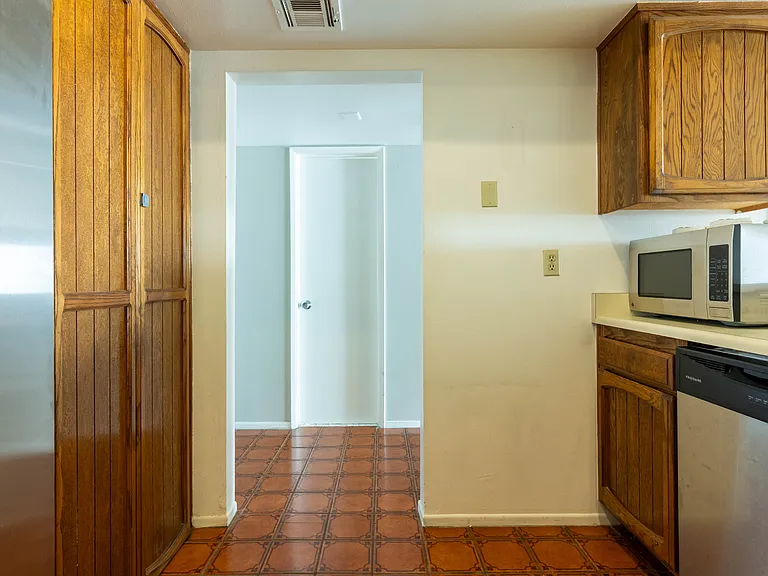 5125 Harold Way #202 — Photo 33
