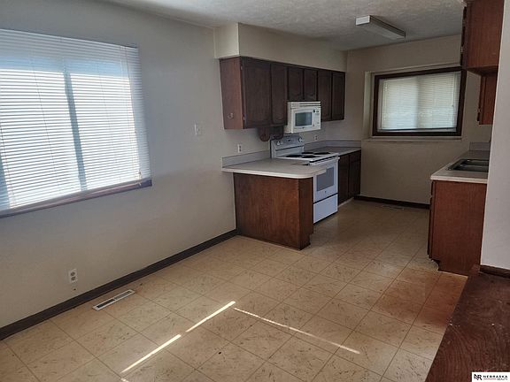 5th image of 10421 Hartman Ave