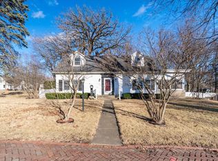 603 S Main St, Eureka, IL 61530