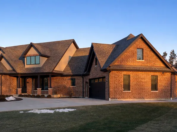 740 67th Pl, Willowbrook, IL 60527