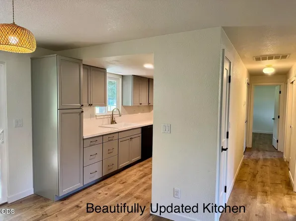 300 Shafer Ln APT I2, Jacksonville, OR 97530