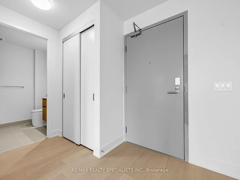 322 Dupont St #907 — Photo 2