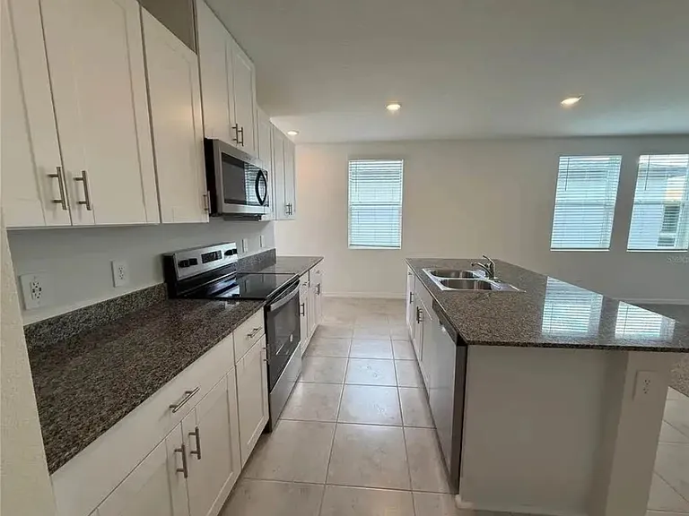 535 Kennedy Dr — Photo 3