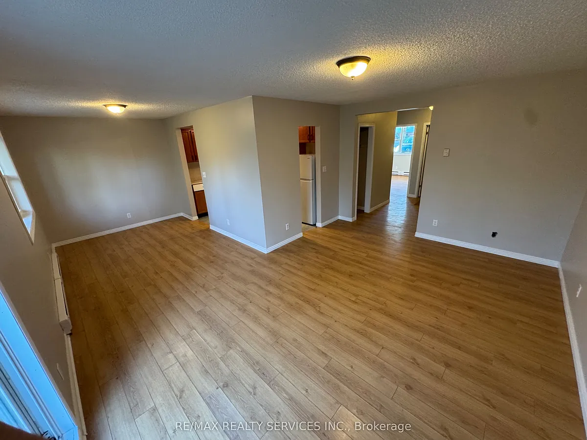 Building Photo - 213 Sarah Ct
