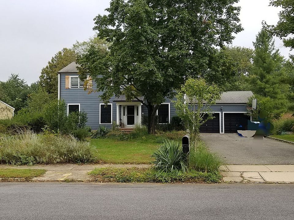 Colonial 4 bedroom 2.5 bath 