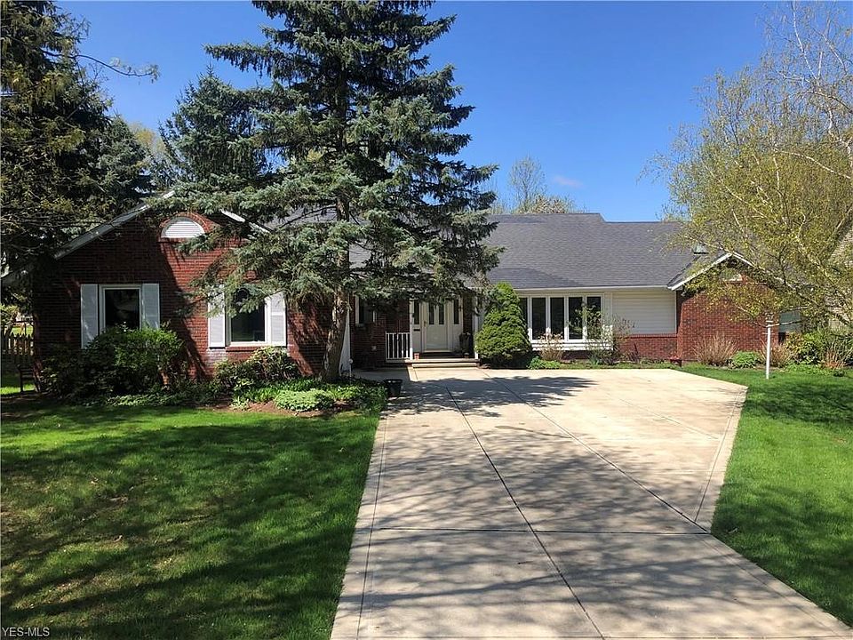 1st image of 9390 Misty Oakes Dr