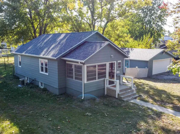 1034 N Hathaway St, Winamac, IN 46996