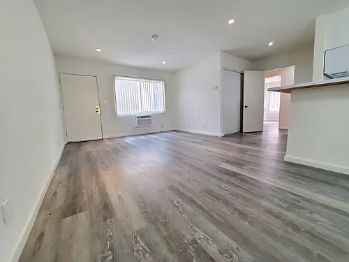 Topanga Apartments Photo 1