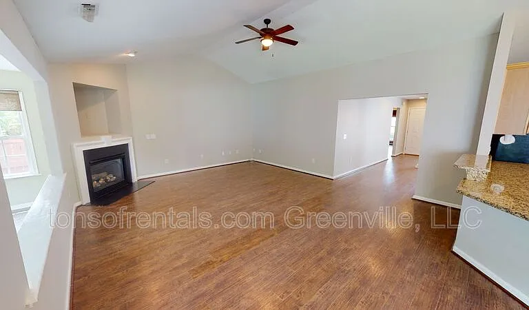 210 Grimes Dr — Photo 3