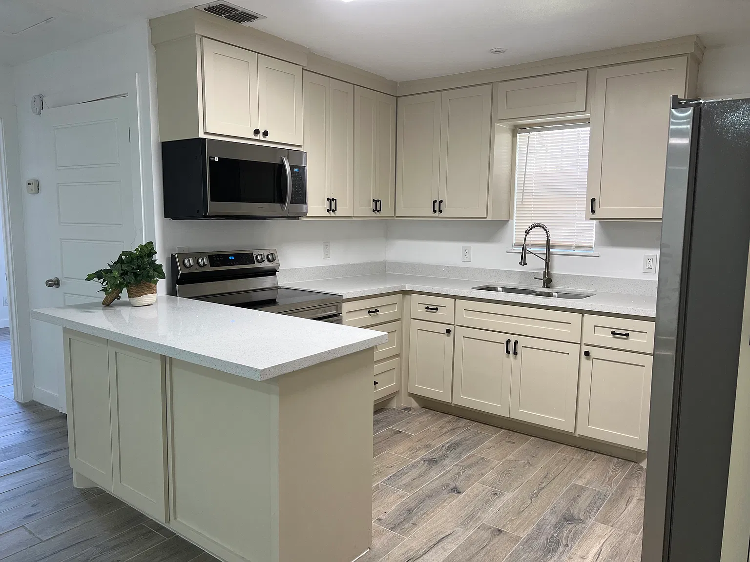 2 bed, 1.0 bath, 792 sqft, $950 — Photo 1