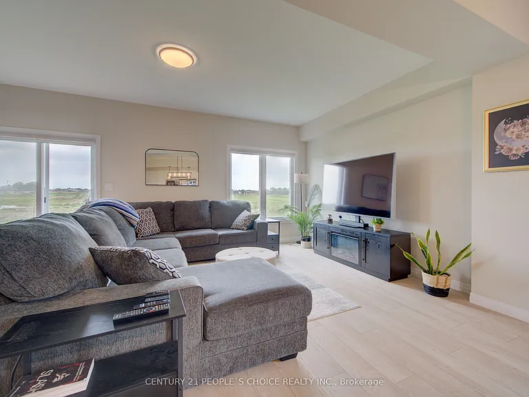 377 Bradshaw Dr — Photo 16