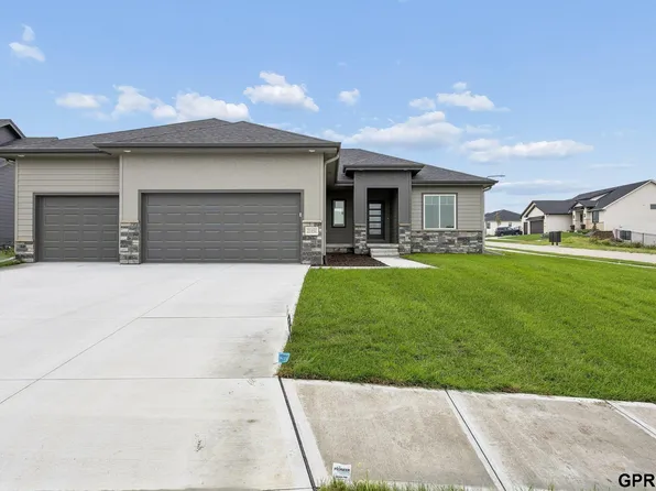 21151 Jessie Ave, Elkhorn, NE 68022